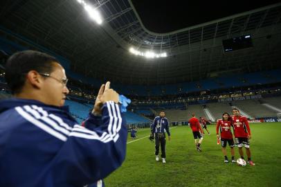  

PORTO ALEGRE, RS, BRASIL 04/03/2013 
FOTO: FÉLIX ZUCCO/ ZERO HORA
Time do Caracas adversário do Grêmio na Libertadores reconhece o campo da Arena.