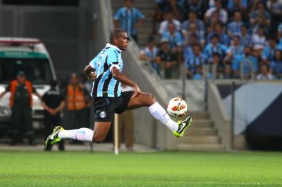 RS - FUTEBOL/TACA LIBERTADORES DA AMERICA 2013/ GREMIO X LDU - ESPORTES - Fernando, jogador do Grêmio, disputa lance com jogador da LDU durante partida valida pela Taca Libertadores da America 2013, disputada na noite desta quarta-feira, na Arena do Gremio. FOTO: LUCAS UEBEL/GREMIO FBPA