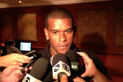 Volante do Grêmio Fernando concede entrevista no hotel da delegação gremista em Caracas antes de jogo pela Libertadores em 10 de março de 2013