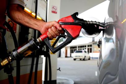  

FLORIANÓPOLIS, SC, BRASIL - 29/01/2013 - ECONOMIA - Aumento da Gasolina nos Postos. (FOTO: CRISTIANO ESTRELA / DC).