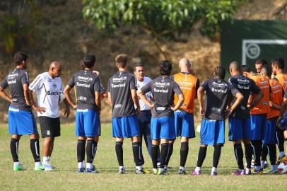 RS - FUTEBOL/TREINO GREMIO  - ESPORTES - Jogadores do Gremio realizam treino tatico durante a tarde deste domingo no gramado do Caracas Sport Club, na cidade de Caracas, onde a equipe enfrenta o time do Caracas na terca-feira, em partida valida pela Taca Libertadores da America 2013. FOTO: LUCAS UEBEL/GREMIO FBPA