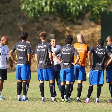 RS - FUTEBOL/TREINO GREMIO  - ESPORTES - Jogadores do Gremio realizam treino tatico durante a tarde deste domingo no gramado do Caracas Sport Club, na cidade de Caracas, onde a equipe enfrenta o time do Caracas na terca-feira, em partida valida pela Taca Libertadores da America 2013. FOTO: LUCAS UEBEL/GREMIO FBPA