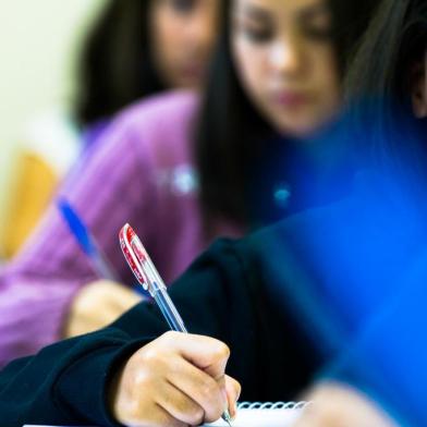 PORTO ALEGRE, RS 13/03/2013 - Falta de professores - Blitz do Diário Gaúcho nas escolas públicas da Capital. Instituto Estadual Rio Branco. Na foto  sala de aula com duas turma, 1º e 2º ano, 50 alunos na sala para 30 alunos. (Foto: MARCELO OLIVEIA),