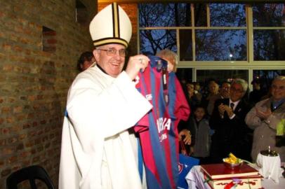 Em maio de 2011, o então cardeal pose com uma camisa do time de futebol San Lorenzo, do qual é torcedor, em Buenos Aires.

(FILES): This May 24, 2011 file photo shows Argentina's cardinal Jorge Mario Bergoglio posing with the jersey of San Lorenzo's football team, which he supports, in Buenos Aires. Bergoglio has been elected Pope on March 13, 2013, to replace the frail Benedict XVI as leader of the world's 1.2 billon Catholics.