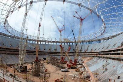 Construção do Estádio Nacional Mané Garrincha, em Brasília, para a Copa do Mundo de 2014 e a Copa das Confederações de 2013.