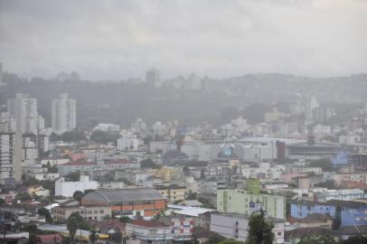 Sábado amanheceu com temperatura baixa e garoa fina em Porto Alegre