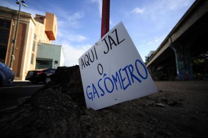 Placas de protesto contra o corte de árvores na região do Gasômetro são colocadas em pedaços de troncos que sobraram dos vegetais