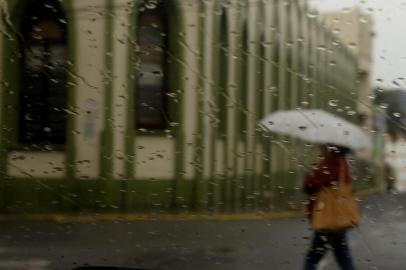 Chove em Santa Maria nesta terça-feira, dia 19 de março de 2013. Foto no centro da cidade.