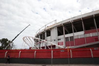  

Porto Alegre, RS, Brasil - Funcionários da Andrade Gutierrez começam a montar estrutura que será içada no beira-rio para dar suporte a nova cobertura do estádio.