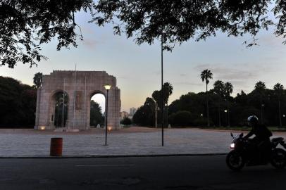  

PORTO ALEGRE, RS, BRASIL, 23.03.2012, 06:30 - Tempo, amanhecer em porto Alegre - Foto: Emilio Pedroso - Zero Hora
Indexador:                                 