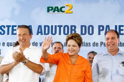 Serra Talhada - PE, 25/03/2013.Presidenta Dilma Rousseff durante a cerimônia de entrega do trecho Floresta-Serra Talhada do Sistema Adutor Pajeú; de ônibus escolares, do programa caminho da escola; e de 22 máquinas retroescavadeiras a municípios do estado de Pernambuco.