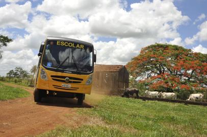 ônibus escolar - campo - escolas rurais - educação - agricultura - Mato Grosso do Sul - Centro-Oeste - transporte - ruralbr - canal rural - banco de imagens