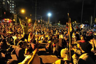  Porto Alegre, RS, Brasil, 27.03.2013Foto Ricardo DuarteManifestação de estudantes contra o aumento da passagem de ônibus em Porto Alegre. Na foto manifestantes na avenida João Pessoa com Ipiranga.