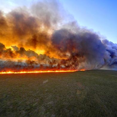  

SANTA VITÓRIA DO PALMAR, RS, BRASIL - 27/03/2013
FOTO: LAURO ALVES/ZERO HORA
Incêndio na Reserva Ecológica do Taim em Santa Vitória do Palmar