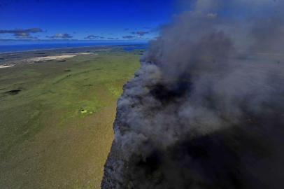  

TAIM, RS, BRASIL, 28/03/2013 - O incêndio que atinge a Estação Ecológica do Taim, no sul do Estado, pode ter afetado pelo menos 1,4 mil hectares de terra - que equivalem a mais de 1,2 mil campos de futebol (FOTO: LAURO ALVES / ZERO)