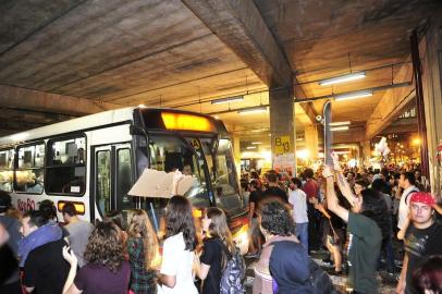  

PORTO ALEGRE - RS - BRASIL - 01/04/2013 - Manifestantes protestam contra o aumento das passagens de ônibus na capital. Manifestantes invadiram terminal de ônibus Rui Barbosa. (Foto Andréa Graiz/Zero Hora)