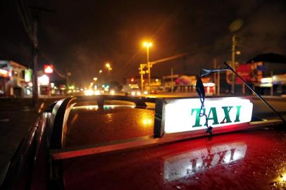  PORTO ALEGRE, RS, BRASIL, 02/04/13FOTO: BRUNO ALENCASTRO/ ZERO HORAClima de insegurança entre os taxistas nas madrugadas, desde a morte de três colegas na mesma noite, em Porto Alegre. Na foto: ponto de táxi onde trabalhava Eduardo Ferreira Haas (encontrado morto no Passo D'Areia), na avenida Assis Brasil, zona norte da capital.