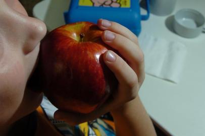  Lei sancionada pela governadora Yeda Crusius inclui maçã e suco de maçã na merenda escolar da rede estadual.