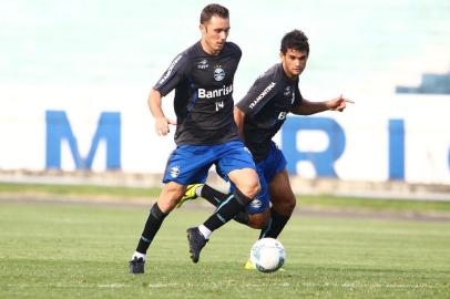 RS - FUTEBOL/TREINO GREMIO  - ESPORTES - Jogadores do Grêmio realizam treino durante a tarde desta quarta-feira, na preparacao para o Campeonato Gaucho 2013.No lance, o lateral-esquerdo Fábio Aurélio e o atacante Willian José.  FOTO: LUCAS UEBEL/GREMIO FBPA