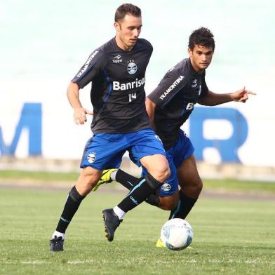 RS - FUTEBOL/TREINO GREMIO  - ESPORTES - Jogadores do Grêmio realizam treino durante a tarde desta quarta-feira, na preparacao para o Campeonato Gaucho 2013.No lance, o lateral-esquerdo Fábio Aurélio e o atacante Willian José.  FOTO: LUCAS UEBEL/GREMIO FBPA