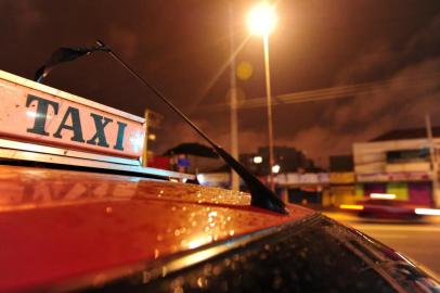  

PORTO ALEGRE, RS, BRASIL, 02/04/13
FOTO: BRUNO ALENCASTRO/ ZERO HORA
Clima de insegurança entre os taxistas nas madrugadas, desde a morte de três colegas na mesma noite, em Porto Alegre. Na foto: ponto de táxi onde trabalhava Eduardo Ferreira Haas (encontrado morto no Passo D'Areia), na avenida Assis Brasil, zona norte da capital.