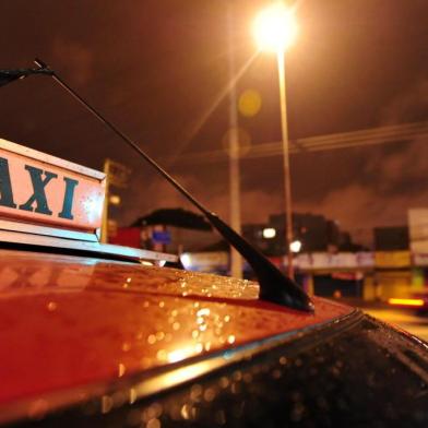  

PORTO ALEGRE, RS, BRASIL, 02/04/13
FOTO: BRUNO ALENCASTRO/ ZERO HORA
Clima de insegurança entre os taxistas nas madrugadas, desde a morte de três colegas na mesma noite, em Porto Alegre. Na foto: ponto de táxi onde trabalhava Eduardo Ferreira Haas (encontrado morto no Passo D'Areia), na avenida Assis Brasil, zona norte da capital.