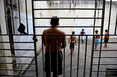  

Brasil, Porto Alegre, 04/04/2013- Menores no centro de detenção sócio educativo CSE da FASE na rua Jacui sem número.-Na Unidade D menores com menor compleição física e com deficiência de aprendizagem na hora do futebol na tarde