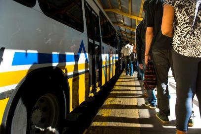  

PORTO ALEGRE, RS, BRASIL, 04/04/2013: Fila no terminal de ônibus da rua uruguai de Porto Alegre. (Foto: Marcelo Oliveira / Diario Gaucho)
Indexador: Marcelo Oliveira