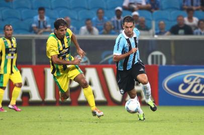 RS - FUTEBOL/CAMPEONATO GAUCHO 2013/ GREMIO x CERAMICA - ESPORTES - Marco Antonio, jogador do Gremio, disputa lance com jogador do Ceramica durante partida valida pela Taca Farroupilha, segundo turno do Campeonato Gaucho 2013, disputada na noite deste sabado na Arena do Gremio. FOTO: LUCAS UEBEL/GREMIO FBPA