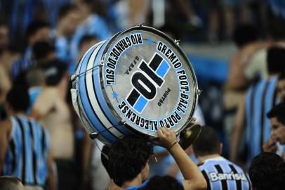  

PORTO ALEGRE, RS, BRASIL, 08-12-2012: 
FOTO: MAURO VIEIRA/ZERO HORA
Torcedores do Grêmio brigam na torcida organizada Geral durante a partida inaugural da Arena do Grêmio contra o Hamburgo, da Alemanha. (Foto: Mauro Vieira/Zero Hora)