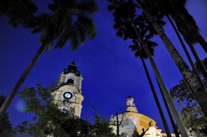  

PORTO ALEGRE, RS, BRASIL, 11/04/13
FOTO: BRUNO ALENCASTRO/ ZERO HORA
Amanhecer na praça da Alfândega, no Centro de Porto Alegre.