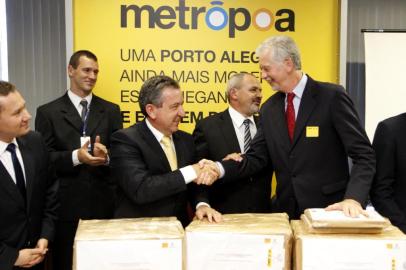 prefeito José Fortunati, juntamente com os secretários Urbano Schmitt, da Gestão, e Vanderlei Capellari, da EPTC, no recebimento das propostas de manifestação de interesse do metrô de POA. 