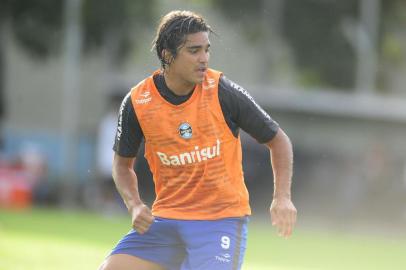 PORTO ALEGRE - RS - BRASIL - 12/04/2013 - Treino do grêmio no campo suplementar do estádio Olímpico. Jogador Marcelo Moreno.