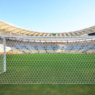 As traves do novo campo do Maracanã, recentemente colocadas, ganharam nesta terça-feira (16/4) as suas redes. Elas têm a forma retangular, diferente da antiga, que era inclinada.