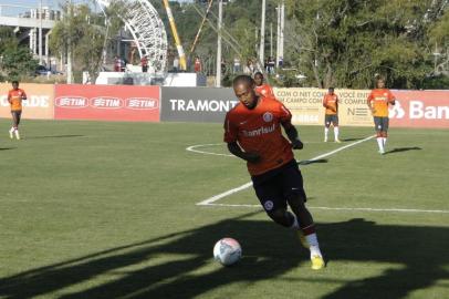 Lateral-esquerdo Fabrício em treino do Inter no CT Parque Gigante em 18 de abril de 2013