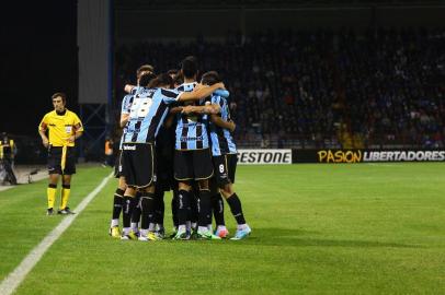 Huachipato x Gremio 

RS - FUTEBOL/TACA LIBERTADORES DA AMERICA 2013/ HUACHIPATO X GREMIO - ESPORTES - Ze Roberto, jogador do Gremio, disputa lance com jogador do Huachipato, durante partida valida pela ultima rodada da fase de grupos da Taca Libertadores da America, disputada na noite desta quinta-feira, no Estadio CAP em Talcahuano, Chile FOTO: LUCAS UEBEL/GREMIO FBPA

Editoria: SPO
Local: Talcahuano
Indexador: Lucas Uebel
Secao: futebol
Fonte: Gremio.net
Fotógrafo: Huachipato x Gremio 