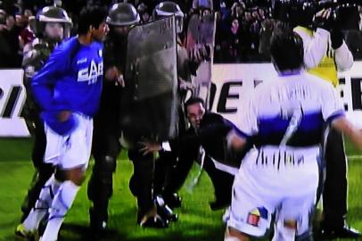  

Após o fim do jogo entre Grêmio e Huachipato, pela Taça Libertadores da América, o técnico Vanderlei Luxemburgo foi agredido na entrada para o túnel que dá acesso aos vestiários. O técnico do time chileno e dois jogadores daquela equipe foram atrás do brasileiro, defendido por um reserva do Grêmio. A polícia chilena, porém, interveio e impediu que a confusão fosse ainda maior.