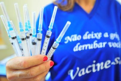  Uma grande fila no posto de saúde Erasmo Crossetti se formou no primeiro dia de vacinação contra a Gripe A. também teve vacinação no hospital Casa de Saúde