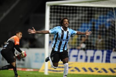  

PORTO ALEGRE, RS, BRASIL, 22-04-2013: Guilherme Biteco comemora o gol de pênalti da partida entre Grêmio X São Luiz, válida pelas quartas de final da Taça Farroupilho, na Arena. (Foto: Mauro Vieira/Agência RBS, ESPORTES)