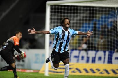  

PORTO ALEGRE, RS, BRASIL, 22-04-2013: Guilherme Biteco comemora o gol de pênalti da partida entre Grêmio X São Luiz, válida pelas quartas de final da Taça Farroupilho, na Arena. (Foto: Mauro Vieira/Agência RBS, ESPORTES)