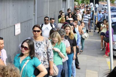  

PORTO ALEGRE, RS, BRASIL, 24-04-2013: Eleitores enfrentam fila em frente ao Tribunal Regional Eleitoral (TRE), no Menino Deus. Até o dia 25 de abril o cartório eleitoral realiza a regularização do título de eleitor de quem não votou nas últimas 3 eleições. (Foto: Ronaldo Bernardi/Agência RBS, POLÍTICA)