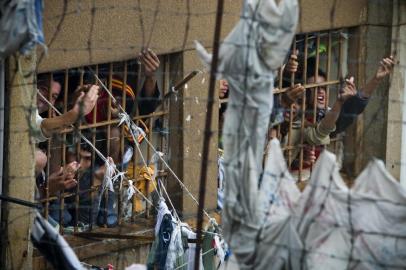 *** D. Marenco - PCPA 4 ***
Um ano depois os problemas do Presídio Central de Porto Alegre agravaram. A superlotação continua e medidas para limitarem a entrada de presos já começam a serem discutidas.