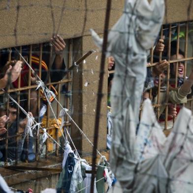 *** D. Marenco - PCPA 4 ***
Um ano depois os problemas do Presídio Central de Porto Alegre agravaram. A superlotação continua e medidas para limitarem a entrada de presos já começam a serem discutidas.