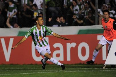  

CAXIAS DO SUL, RS, BRASIL, 27/04/2013. Juventude x Grêmio, jogo válido pela semifinal da Taça Farroupilha, segundo turno do Campeonato Gaúcho (Gauchão 2013), e realizado no estádio Alfredo Jaconi. (Porthus Junior/Pioneiro)