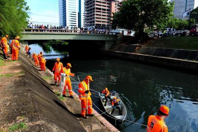  

PORTO ALEGRE, RS, BRASIL, 02-05-2013 - Arroio Dilúvio recolhimento de lixo (FOTO: FERNANDO GOMES / ZERO HORA) 