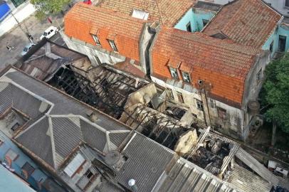 Incêndio na boate Cabaret destruiu o telhado da casa, em Porto Alegre.