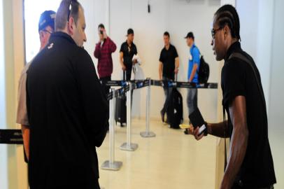  

PORTO ALEGRE,  RS-  BRASIL, 08/05/2013, 13:00HS - Grêmio embarca no aeroporto Salgado Filho, rumo à Bogotá na Colômbia, onde jogará pela Libertadores da América. Zé roberto chega ao aeroporto.  (FOTO: FERNANDO GOMES / ZERO HORA)