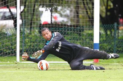 RS - FUTEBOL/TREINO GREMIO  - ESPORTES - Jogadores do Grêmio realizam treino durante a manha desta quinta-feira, no gramado do Club Los Lagartos, em Bogotá, na Colômbia, na preparacao para a partida contra o Santa Fe, válida pela Taca Libertadores da America 2013. No lance, o goleiro Dida. FOTO: LUCAS UEBEL/GREMIO FBPA