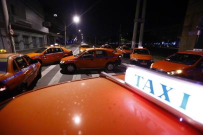 Após mais uma morte, taxistas protestam em frente ao Palácio da Políca e bloqueiam a Avenida Ipiranga