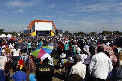  

PORTO ALEGRE, RS, BRASIL, 11-05-2013, 13h: Grande movimento de público no Anfiteatro Pôr do Sol em Porto Alegre, na pregação do Apóstolo Valdomiro Santiago, líder da Igreja Mundial do Poder de Deus (FOTO FÉLIX ZUCCO/AGÊNCIA RBS, Editoria de Geral).